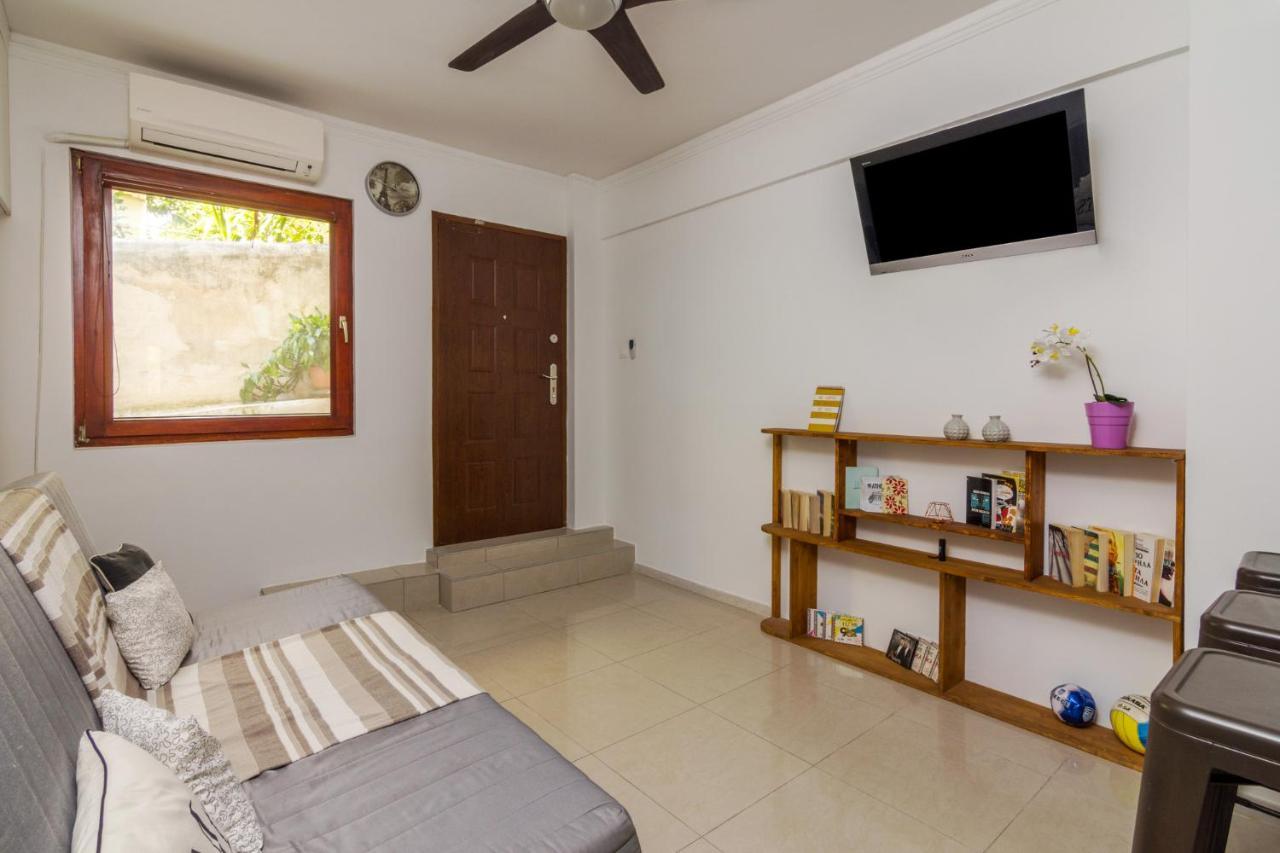 Comfy Apartment Close To Floisvos Beach Athens Exterior photo